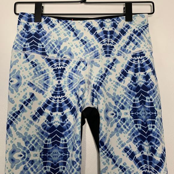 3/$20 Victoria Sport VSX women's black / blue tie dye Knockout Crop Capri SZ S - Picture 3 of 9